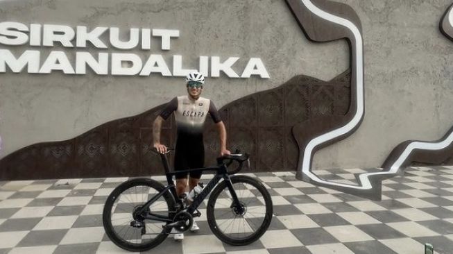 Xavi Vierge olah raga bersepeda di sekitar Sirkuit Mandalika [Instagram xavivierge_97].