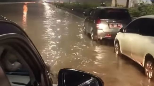 Sungai Sabi Tangerang Meluap, Tol Jakarta-Merak Kilometer 24 Banjir