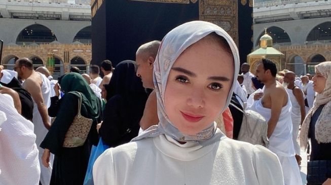 Potret Yuni Shara Berhijab saat Umrah (Instagram/@yunishara36)