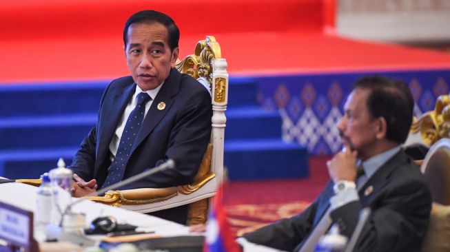 Presiden Joko Widodo (kiri) berbincang dengan Perdana Menteri Brunei Darussalam Hassanal Bolkiah saat menghadiri Konferensi Tingkat Tinggi (KTT) ASEAN - AS dalam rangkaian KTT ASEAN 2022 di Hotel Sokha, Phnom Penh, Kamboja, Sabtu (12/11/2022). [ANTARA FOTO/Hafidz Mubarak A/tom