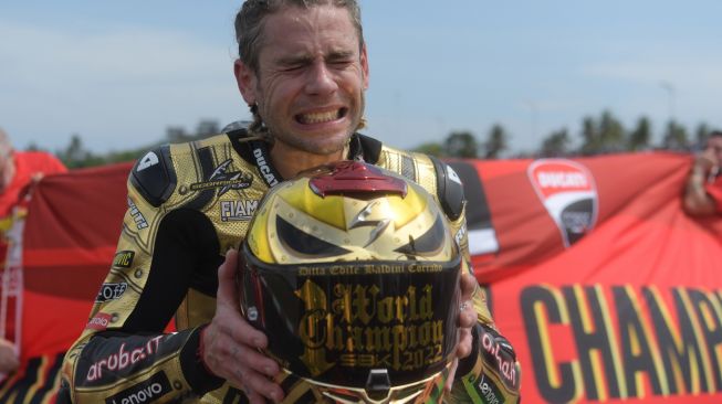 Emosional, Alvaro Bautista Juara Dunia WSBK 2022 Naik Podium Berurai Air Mata