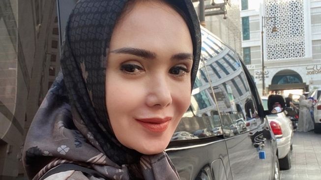 Potret Yuni Shara Berhijab saat Umrah (Instagram/@yunishara36)