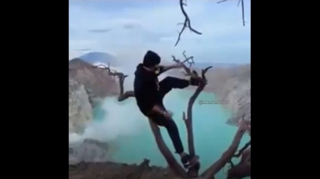 Banyak Gaya! Seorang Wisatawan Nyaris Jatuh ke Kawah Ijen