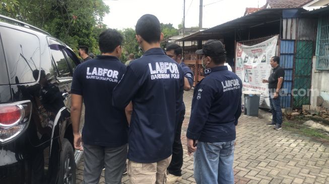 Tim Labfor Polri menyambangi lokasi penemuan 4 jasad sekeluarga tewas di Kalideres, Jakarta Barat, Minggu (13/11/2022), (Suara.com/Faqih)
