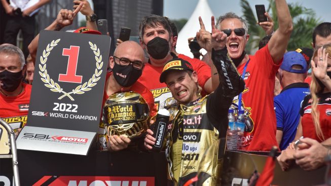 Pebalap Aruba.it-Ducati Alvaro Bautista (tengah) berpose bersama timnya saat menjadi Juara Dunia WSBK 2022 di Pertamina Mandalika International Street Circuit di KEK Mandalika, Desa Kuta, Kecamatan Pujut, Praya, Lombok Tengah, NTB, Minggu (13/11/2022).[ANTARA FOTO/Ahmad Subaidi/foc]