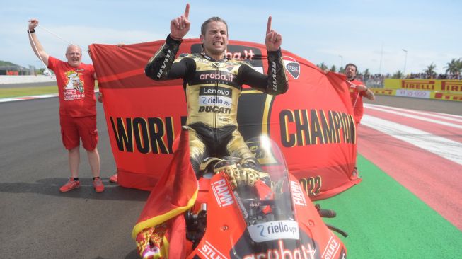 Pebalap Aruba.it-Ducati Alvaro Bautista merayakan gelar juara dunia WSBK 2022 usai menyelesaikan Race 2 di Pertamina Mandalika International Street Circuit, KEK Mandalika, Desa Kuta, Kecamatan Pujut, Praya, Lombok Tengah, NTB, Minggu (13/11/2022). [ANTARA FOTO/Puspa Perwitasari/foc]
