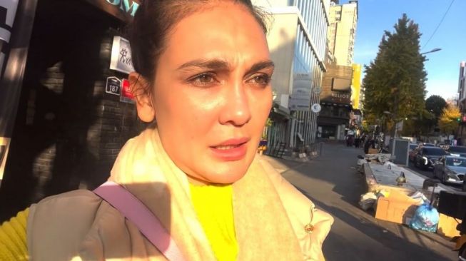 Potret Luna Maya Kunjungi Lokasi Tragedi Itaewon (youtube.com/lunamayachannel)