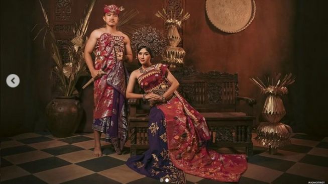 Kaesang Pangarep unggah foto prewedding dengan Erina Gudono menggunakan pakaian adat Bali. (Dok. Instagram)