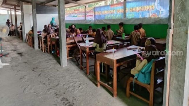 Situasi proses belajar mengajar SD Negeri 3 Bantul di area parkir sekolah, Sabtu (12/11/2022) - (SuaraJogja.id/Wahyu Turi)