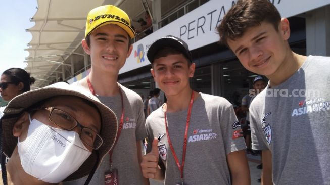 Suara.com wefie bersama rider muda asal Australia untuk kejuaraan Idemitsu Asia Talent Cup [Suara.com/CNR ukirsari].