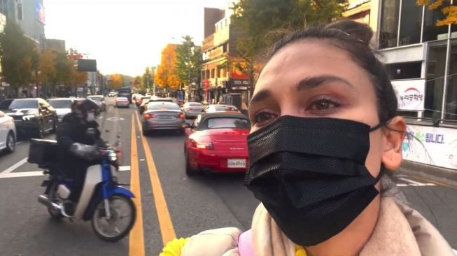 Potret Luna Maya Kunjungi Lokasi Tragedi Itaewon (youtube.com/lunamayachannel)