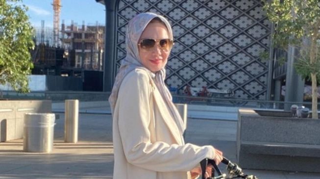 Potret Yuni Shara Berhijab saat Umrah (Instagram/@yunishara36)