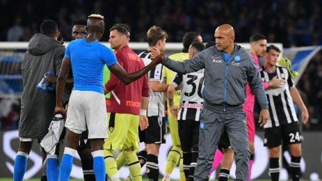 Pemain Napoli Victor Osimhen berjabat tangan dengan pelatih Luciano Spalletti usai pertandingan Serie A di Stadio Diego Armando Maradona, Sabtu (12/11/2022), kontra Udinese. [AFP]