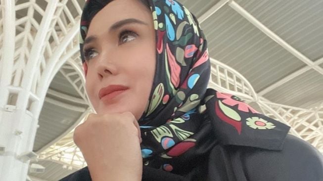 Potret Yuni Shara Berhijab saat Umrah (Instagram/@yunishara36)