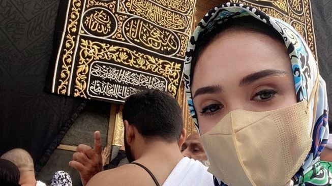 Potret Yuni Shara Berhijab saat Umrah (Instagram/@yunishara36)