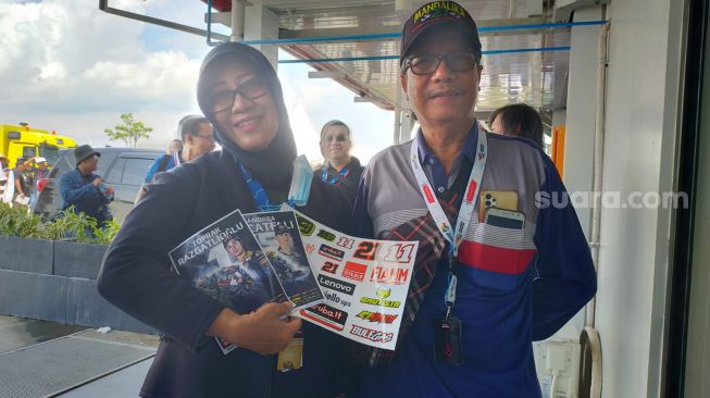 Pasangan asal Mataram, Lombok, Ernie dan Wesley yang mengoleksi poster Toprak Razgatzioglu dan Andrea Locatelli [Suara.com/CNR ukirsari].