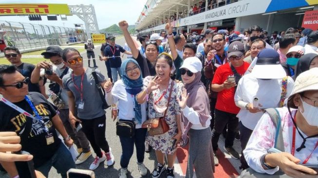 Hadiri World Superbike, Rara Tak Jadi Pawang Hujan: Saya Dapat Rezeki di Tempat Lain