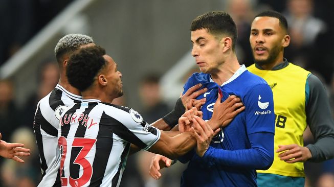 Gelandang Chelsea Kai Havertz bentrok dengan pemain Newcastle setelah peluit akhir selama pertandingan sepak bola Liga Premier Inggris antara Newcastle United melawan Chelsea di St James 'Park, Minggu (13/11) dini hari WIB.
ANDY BUCHANAN / AFP

