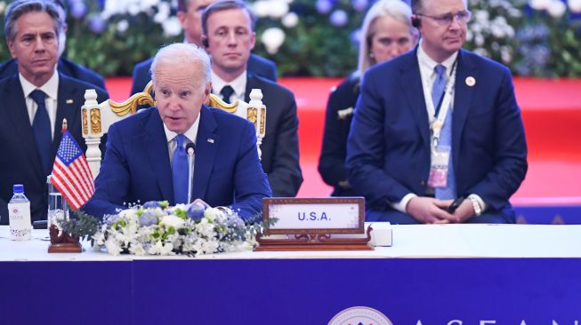 Presiden Amerika Serikat Joe Biden (depan) menghadiri Konferensi Tingkat Tinggi (KTT) ASEAN - AS dalam rangkaian KTT ASEAN 2022 di Hotel Sokha, Phnom Penh, Kamboja, Sabtu (12/11/2022).[ANTARA FOTO/Hafidz Mubarak A/tom]