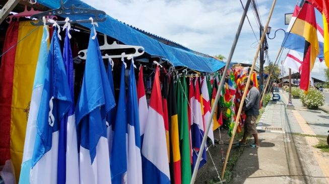 Bendera Piala Dunia di Gorontalo Dibanderol Mulai Rp20 Ribu