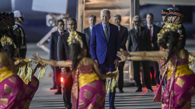 Presiden Amerika Serikat Joe Biden tiba di terminal VVIP I Bandara I Gusti Ngurah Rai Bali, Minggu (13/11/2022).  ANTARA FOTO/Media Center G20 Indonesia/Galih Pradipta