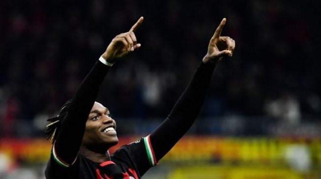 Striker AC Milan Rafael Leao merayakan golnya dalam pertandingan Liga Italia antara AC Milan dan Fiorentina di Stadion San Siro di Milan pada 13 November 2022. (AFP/FILIPPO MONTEFORTE)