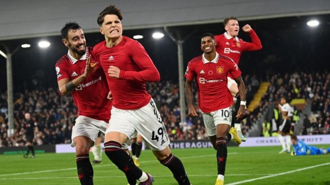 Winger Manchester United, Alejandro Garnacho (kedua dari kiri) melakukan selebrasi dengan rekan-rekannya setelah mencetak gol kemenangan timnya selama matchday pekan ke-15 Liga Inggris 2022-2023 antara Fulham vs Manchester United di Craven Cottage di London pada Senin (14/11/2022) dini hari WIB. Manchester United memenangkan pertandingan 2-1 .Glyn KIRK / AFP.