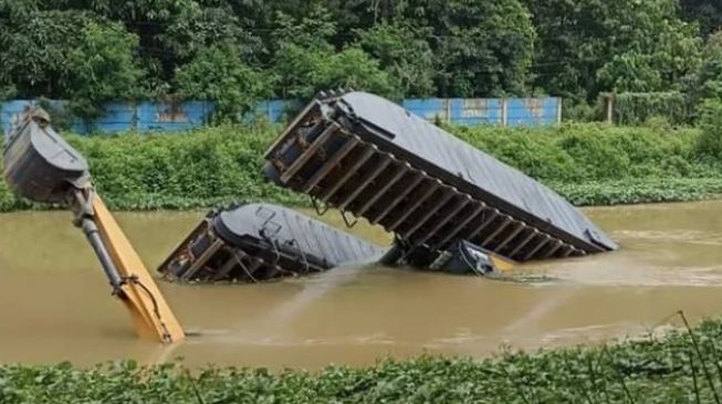 Derasnya Aliran Kalimalang Bekasi Buat Alat Beko Terbalik Saat Mengeruk Lumpur