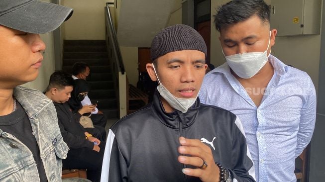 Rizki Rusli, korban investasi bodong Crazy Rich Indra Kenz, saat menunggu sidang putusan di Pengadilan Negeri Tangerang, Senin (14/11/2022). [SuaraJakarta.id/Wivy Hikmatullah]