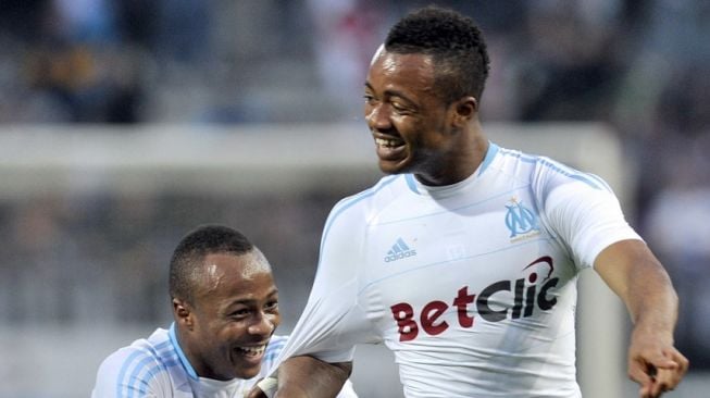 Penyerang Olympique Marseille Andre Ayew (Kiri) dan Jordan Ayew melakukan selebrasi setelah mencetak gol selama lanjutan Ligue 1 Prancis antara Marseille vs Nice pada 27 April 2011 di stadion Velodrome di Marseille, Prancis selatan. FOTO AFP / BORIS HORVAT.