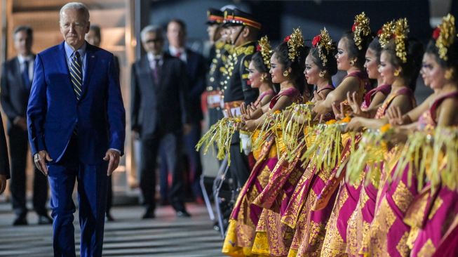 Presiden Amerika Serikat Joe Biden tiba di terminal VVIP I Bandara I Gusti Ngurah Rai Bali, Minggu (13/11/2022). [ANTARA FOTO/Media Center G20 Indonesia/Galih Pradipta/nym]
