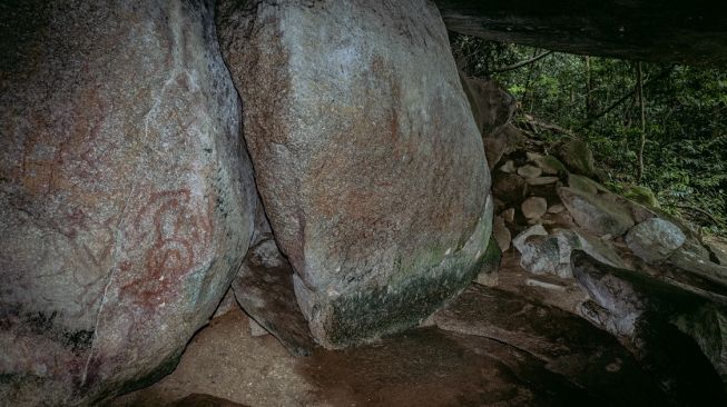 Gambar cadas yang ada di batu granit di puncak bukit kepale dijadikan wilayah sakral bagi sejumlah masyarakat, sehingga terlindungi. (Foto: Taufik Wijaya dan Nopri Ismi)
