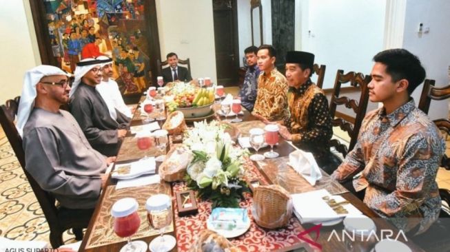 Ada Gibran, Kaesang hingga Bobby, Presiden Jokowi Ajak Makan Pagi Mohammed Bin Zayed Al-Nahyan di Rumah Pribadi