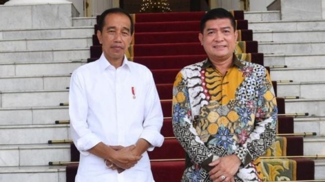 Ketua Umum Solidaritas Merah Putih  sekaligus Penanggung Jawab Deklarasi Setia Tegak Lurus 2024 Bersama Jokowi Silfester Matutina bersama Presiden RI Joko Widodo. ANTARA/Dokumentasi Pribadi