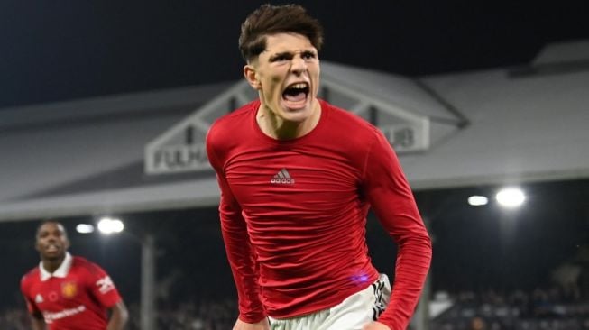 Winger Manchester United, Alejandro Garnacho melakukan selebrasi usai mencetak gol ke gawang Fulham pada laga Liga Inggris di Craven Cottage, London, Inggris, Senin (14/11/2022) WIB. [GLYN KIRK / AFP]