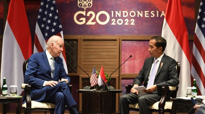 Presiden Joko Widodo (kanan) melakukan pertemuan bilateral dengan Presiden Amerika Serikat Joe Biden di sela rangkaian kegiatan KTT G20 Indonesia di Nusa Dua, Bali, Senin (14/11/2022).  ANTARA FOTO/Media Center G20 Indonesia/Akbar Nugroho Gumay
