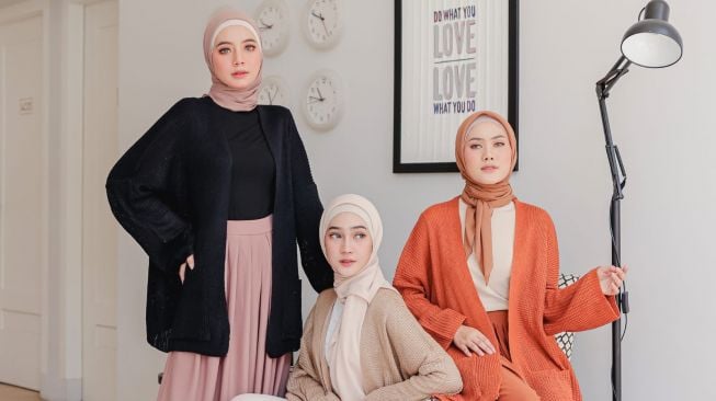 Tiga model mengenakan produk fashion muslimah dari Ipopscarf. [dokumentasi pribadi]