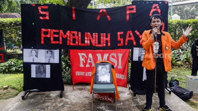 Sejumlah mahasiswa melakukan aksi tabur bunga saat peringatan Tragedi Semanggi di Universita  Atmajaya, Jakarta Selatan, Senin (14/11/2022). [Suara.com/Alfian Winanto]