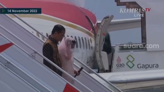 Detik-detik Ibu Negara Iriana Jokowi Jatuh di Tangga Pesawat