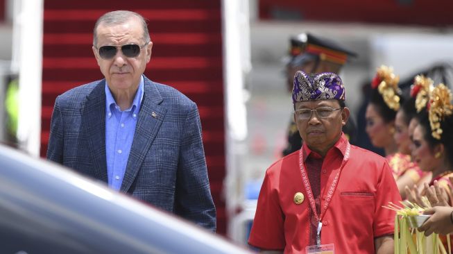 Presiden Turki Recep Tayyip Erdogan (kiri) berjalan bersama Gubernur Bali I Wayan Koster (kanan) saat tiba di Terminal VVIP I Bandara I Gusti Ngurah Rai Bali, Senin (14/11/2022). ANTARA FOTO/Media Center G20 Indonesia/M Risyal Hidayat