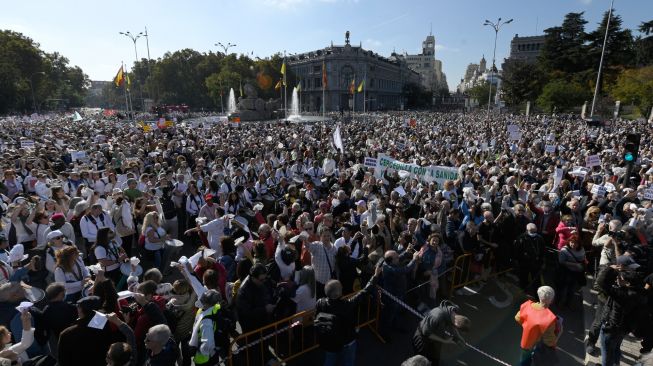 Ratusan ribu pengunjuk rasa berbaris selama demonstrasi yang diserukan untuk perbaikan sistem kesehatan di Madrid, Spanyol, Minggu (13/11/2022). [OSCAR DEL POZO / AFP]
