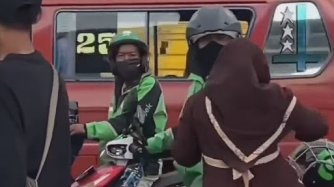 Penjelasan Soal Apokaliptik, Aksi Barbar Emak Berhijab di Pintu Keluar Tol Bekasi Barat