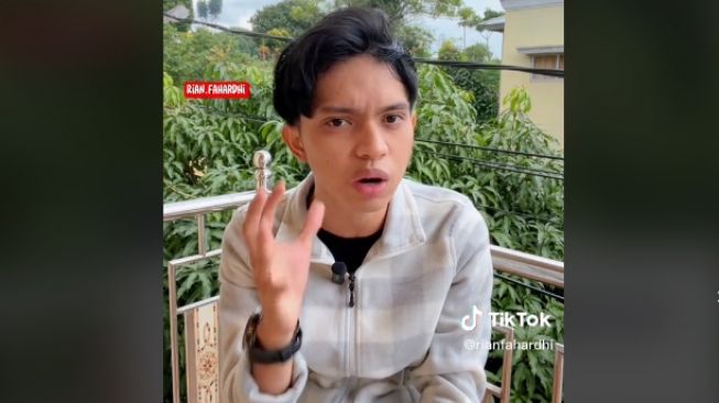 Tangkapan layar video viral pria beri sindiran menohok ke Deddy Corbuzier. [TikTok]