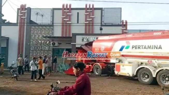 Hilang Kendali saat Menyalip, Truk Tangki Pertamina Bermuatan 24 Ribu Liter BBM Seruduk Klinik di Tasikmalaya