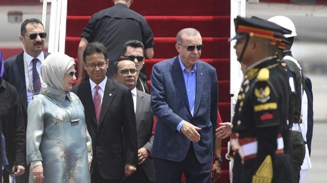 Presiden Turki Recep Tayyip Erdogan (kanan) bersama istri Emine Erdogan (kedua kanan) tiba di Terminal VVIP I Bandara I Gusti Ngurah Rai, Bali, Senin (14/11/2022).  ANTARA FOTO/Media Center G20 Indonesia/M Risyal Hidayat