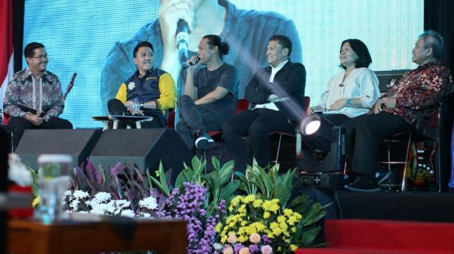 Pay Burman bersama politikus dan akademisi seperti Mardani Ali Sera, Prof. Komarudin, Elfrida Herawati Siregar, Toni Agung dan lainnya di acara Bedah Musik Kebangsaan. [dokumentasi pribadi]