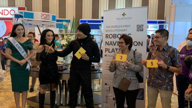 Penampilan Master Romy Rafael serta Meet and Greet Putri Indonesia 2022 perwakilan DKI Jakarta 4 Imay Panay dan Putri Indonesia 2022 perwakilan DKI Jakarta 6 Maureethania Miranda di booth milik Eka Hospital.