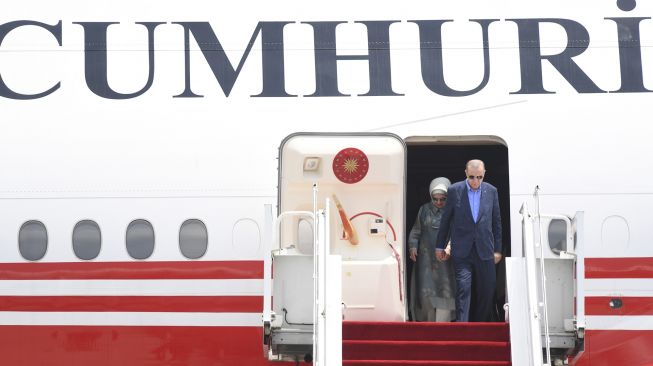 Presiden Turki Recep Tayyip Erdogan (kanan) bersama istri Emine Erdogan (kedua kanan) tiba di Terminal VVIP I Bandara I Gusti Ngurah Rai, Bali, Senin (14/11/2022).  ANTARA FOTO/Media Center G20 Indonesia/M Risyal Hidayat