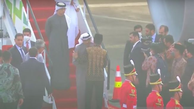 Sambut Langsung di Bandara, Begini Potret Keakraban Presiden Jokowi dengan Pemimpin Uni Emirat Arab