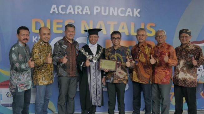 Dirut Pos Indonesia menerima Penghargaan Anugerah Wira Adhiwisesa. (Dok: Pos Indonesia)